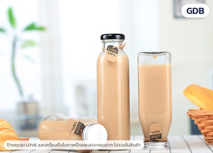 ขวดแก้วใสใส่เครื่องดื่ม 250–500 มล. 8 ทรง GDB – ภาพสินค้าจริง ขวดแก้วใสฝาเหล็กสีดำและทรงเหลี่ยม (ป้ายแขวนและเครื่องดื่มในภาพเป็นของประกอบฉาก ไม่รวมในสินค้า)