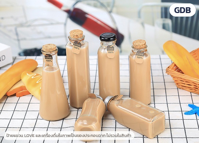 ขวดแก้วใสใส่เครื่องดื่ม 250–500 มล. 8 ทรง GDB – ภาพสินค้าจริง ขวดแก้วใสทรงกรวย ทรงกลม ทรงเหลี่ยม จุกไม้ก๊อกและฝาเหล็กสีดำ (ป้ายแขวนและเครื่องดื่มในภาพเป็นของประกอบฉาก ไม่รวมในสินค้า)
