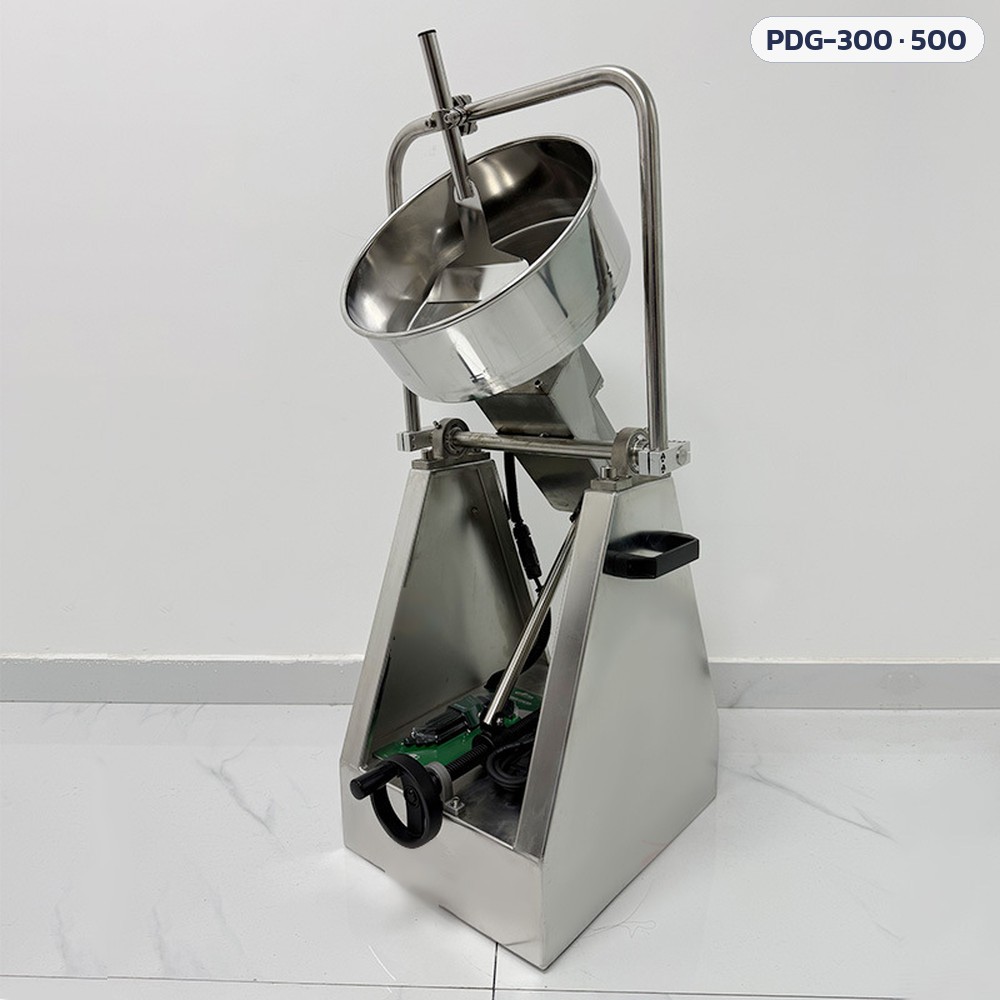 เครื่องปั้นเม็ดจานหมุนสแตนเลส PDG-300 / PDG-500 – ภาพถ่ายเครื่องมุมเฉียงขณะเอียงจาน: ปรับองศาจานด้วยพวงมาลัยที่ฐาน มือจับยางดำ 2 ข้าง