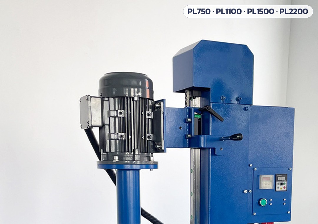 เครื่องกวนกระจายสารความเร็วสูง ถัง 20–50 ลิตร PL-750 / 1100 / 1500 / 2200 – ภาพถ่ายจริง: มอเตอร์ หัวเครื่อง แผงควบคุม และเสาตั้งสีน้ำเงิน