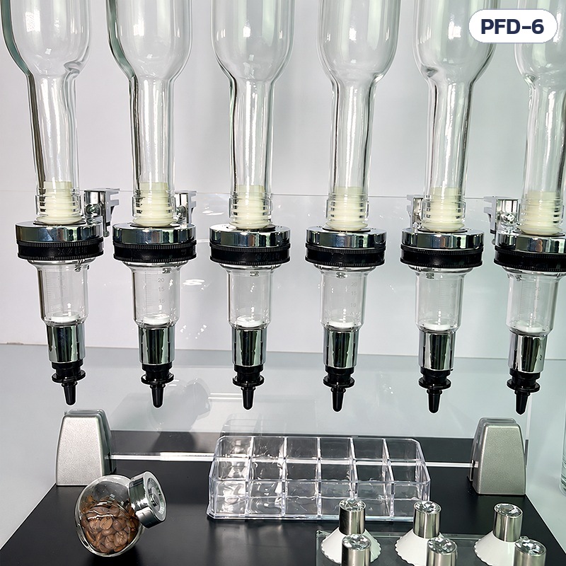 ชั้นปั๊มแบ่งน้ำหอม 6 หัว PFD-6 – ระยะใกล้หัวปั๊ม 6 หัว ใต้คอขวด พร้อมกล่องใส โหลกาแฟ และแท่นดมกลิ่นบนฐาน