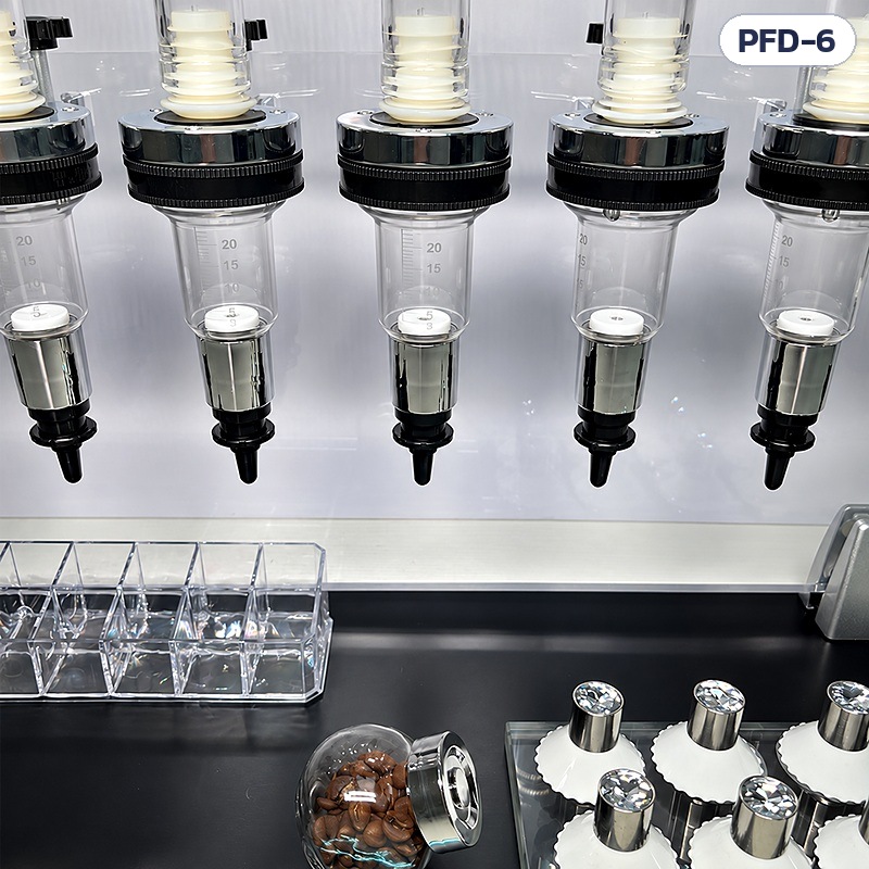 ชั้นปั๊มแบ่งน้ำหอม 6 หัว PFD-6 – ระยะใกล้หัวปั๊ม: วงแหวนเงิน/ดำ กระบอกตวงใสมีขีดบอกปริมาณ หัวจ่ายเงินปลายดำ