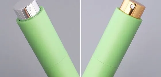หัวสเปรย์สีเงินและสีทอง เปรียบเทียบบนขวดสีเขียว